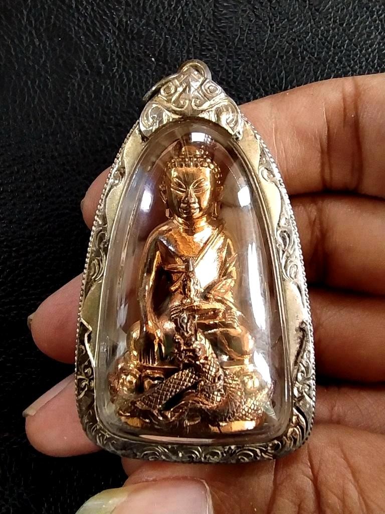 1800.- พระกริ่งศรีสุทโธ หลวงปู่คำบุ วัดกุดชมภู จ.อุบลราชธานี รุ่นอายุวัฒนะ 90 ปี 2554 เนื้อสัตตะโลหะ เลี่ยมกรอบเงิน