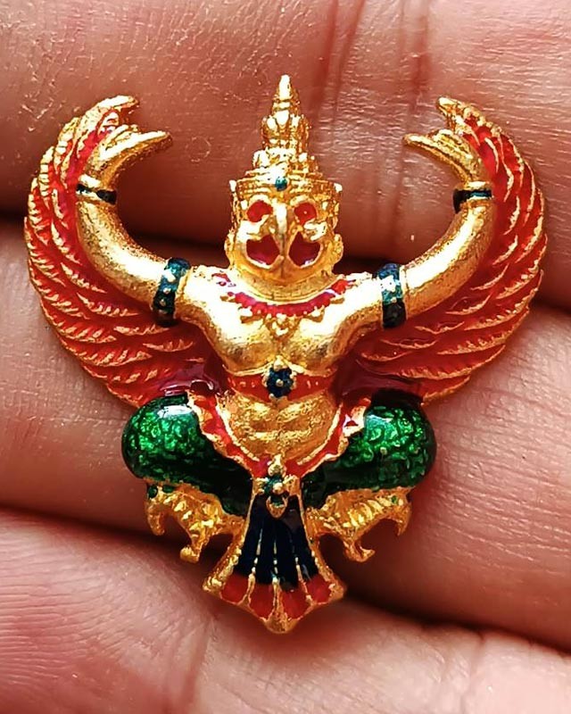 12.สวยดั่งทอง...พญาครุฑ พิธียกครุฑพ่าห์ ศาลจ.เบตง พ.ศ. 2555 เนื้อทองเหลืองกะไหล่ทองลงยา ขนาด 3.2 x 3.3 ซ.ม.