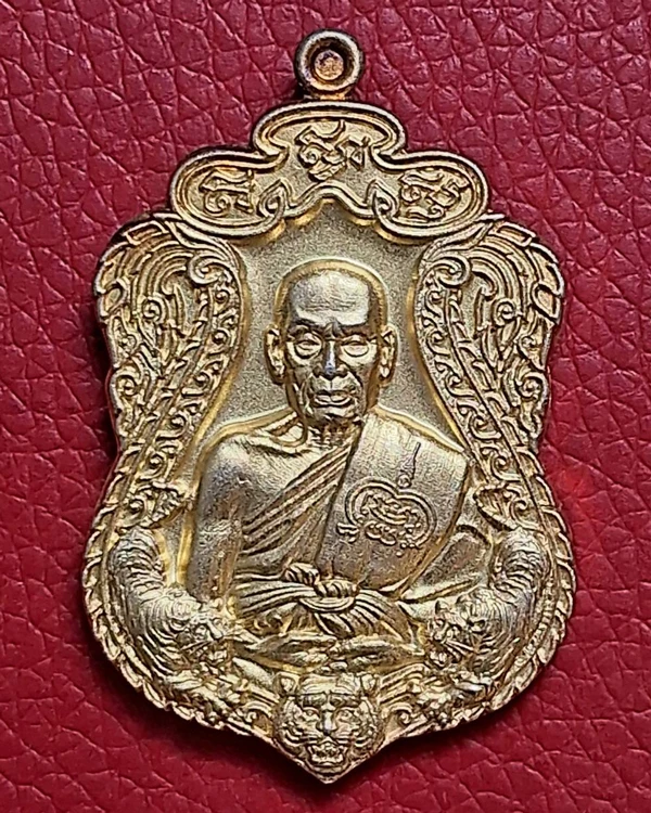 เหรียญหลวงพ่อพัฒน์ วัดห้วยด้วน จ.นครสวรรค์ รุ่น พยัคฆ์อโยธยา เนื้อชุบทองโบราณ เลข 365 พร้อมกล่อง