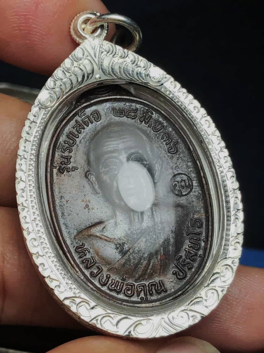 1800.-หลวงพ่อคูณ ปริสุทโธ เหรียญรับเสด็จ ปี2536 เลี่ยมกรอบเงินแท้ องค์ที่ 3