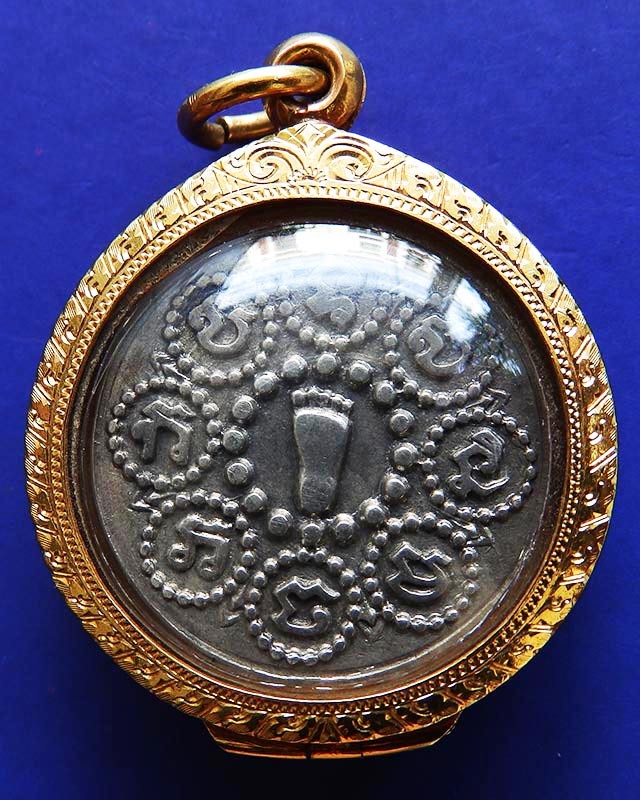 เหรียญรอยพระพุทธบาทเนื้อเงิน สมเด็จพระพุทธโฆษาจารย์ (เจริญ) วัดเขาบางทราย จ.ชลบุรี พ.ศ. 2461 ตลับทองกันน้ำ