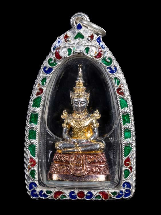 2900.-กริ่งพระแก้วมรกต กรมสรรพามิตร เนื้อเงินสามกษัตริย์ ปี2539 พร้อมเลี่ยมกรอบเงินลงยา