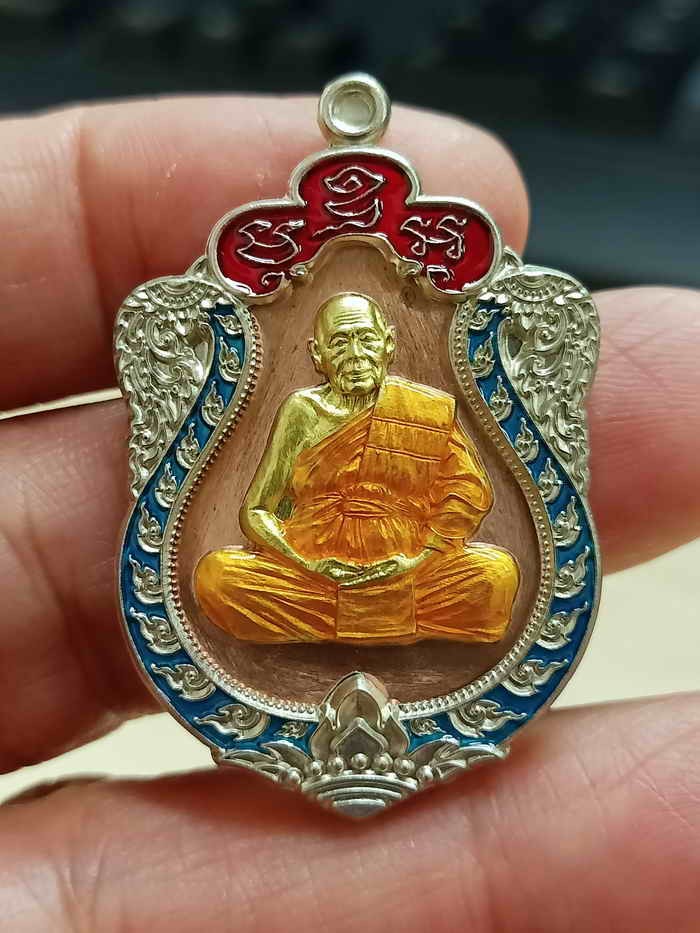 ✅2-2059 วัดใจ 100 เหรียญเสมา 92 ปี พ่อท่านผ่อง วัดแจ้ง อ.เมือง จ.พัทลุง 2567 ทองแดง หน้ากากทองเหลือง ลงยาขอบ จีวร ขอบอัลปาก้า หมายเลข 39 กล่องเดิม