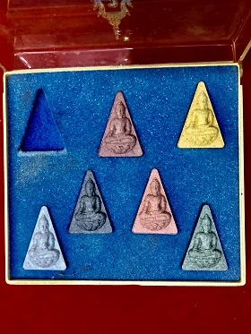 6-ชุดพระผงนางพญา พิมพ์สมเด็จจิตรลดาหลัง สก เฉลิมพระชนมพรรษา๖รอบ จัดสร้างโดยสภาผู้แทนราษฎร พ.ศ. ๒๕๓๕  ในกล่องใหญ่เดิม