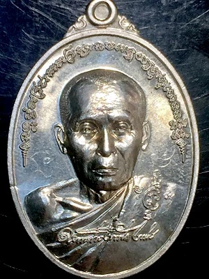 เหรียญมหามงคลเสาร์๕ รุ่นลายเซ็นต์ เนื้ออัลปาก้า หลวงพ่อสวัสดิ์ โอภาโส วัดโพธิ์เทพประสิทธิ์ ลพบุรี ๒๕๕๔  ในกล่องเดิม