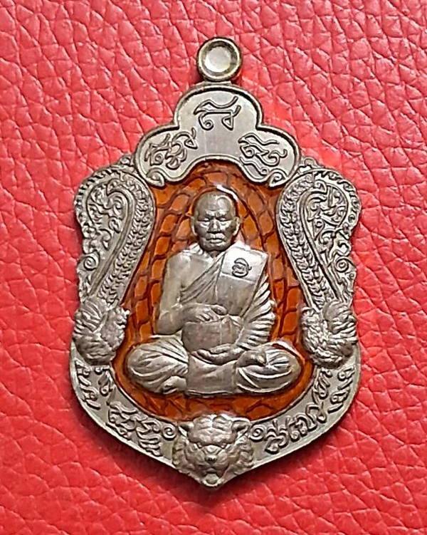 เหรียญหลวงพ่อพัฒน์ วัดห้วยด้วน จ.นครสวรรค์ ปี 2563 เสมาจกบาตร รุ่น พ่อให้รวย 99 เนื้อชนวน ลงยาส้ม เลข 335 กล่องเดิม (ทันหลวงพ่อ)