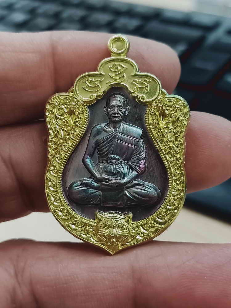 ✅2-1522 วัดใจ 100 เหรียญเสมาเสือคาบแก้ว อายุ 7 รอบ หลวงปู่บุญมา สำนักสงฆ์เขาแก้วทอง จ.ปราจีนบุรี 2567 ทองแดงมันปู ขอบทองเหลือง หมายเลข 39 สร้าง 169 เหรียญ กล่องเดิม***งานสวย