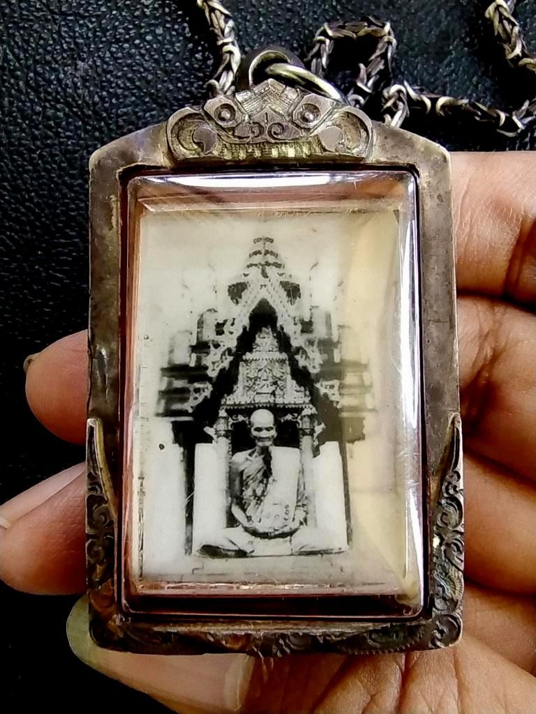 8000.-รูปถ่ายหลวงพ่อพรหม รุ่นหลังฉลองมณฑป ปี2514 วัดช่องแค จ.นครสวรรค์ เลี่ยมเงิน+สร้อยเงิน (ส่งออกบัตรไม่สรุปผล)