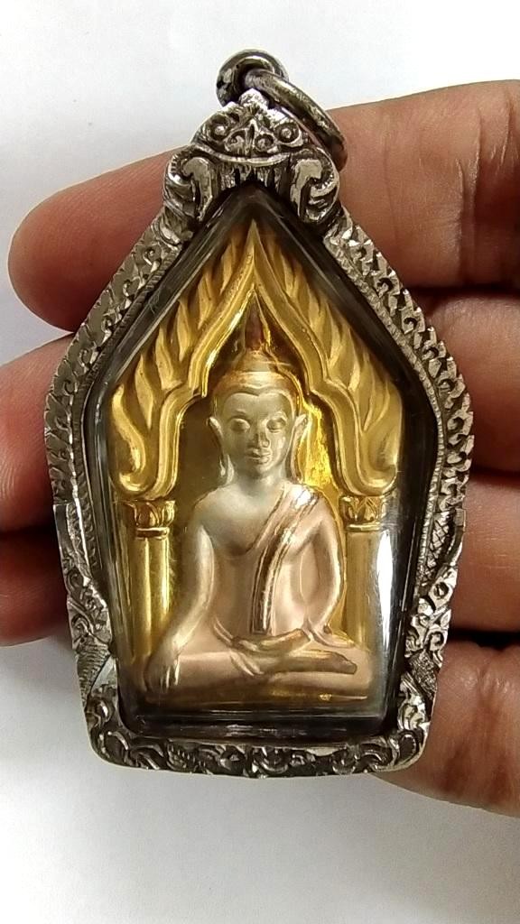 2300.-ขุนแผนกุมารสมบัติ หลวงพ่อพูล วัดไผ่ล้อม จ.นคปฐม ปี2548 เนื้อสามกษัตริย์ เลี่ยมกรอบเงิน
