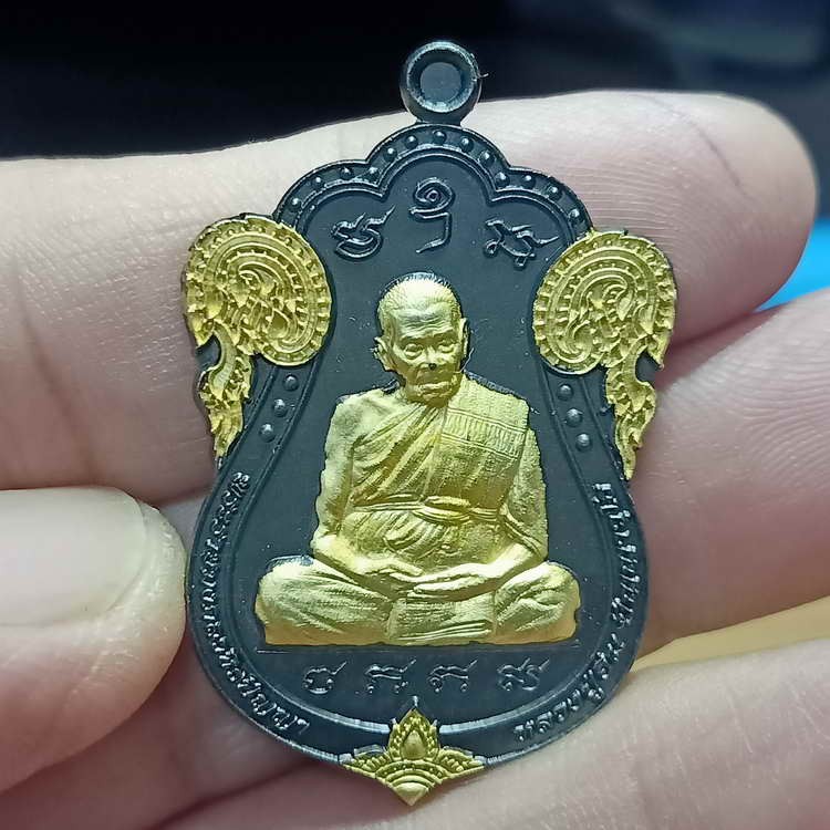 ✅2-697 วัดใจ 100 วัดแตก เหรียญเสมา รุ่นไตรมาส 66 หลวงปู่อิ่ม วัดทุ่งนาใหม่ จ.นครศรีธรรมราช ปี 2566 เนื้อชุบแบล็คโรเดียม ลายทอง เต็มองค์ รก.36 หมายเลข 96 สร้าง 159 เหรียญ กล่องเดิม