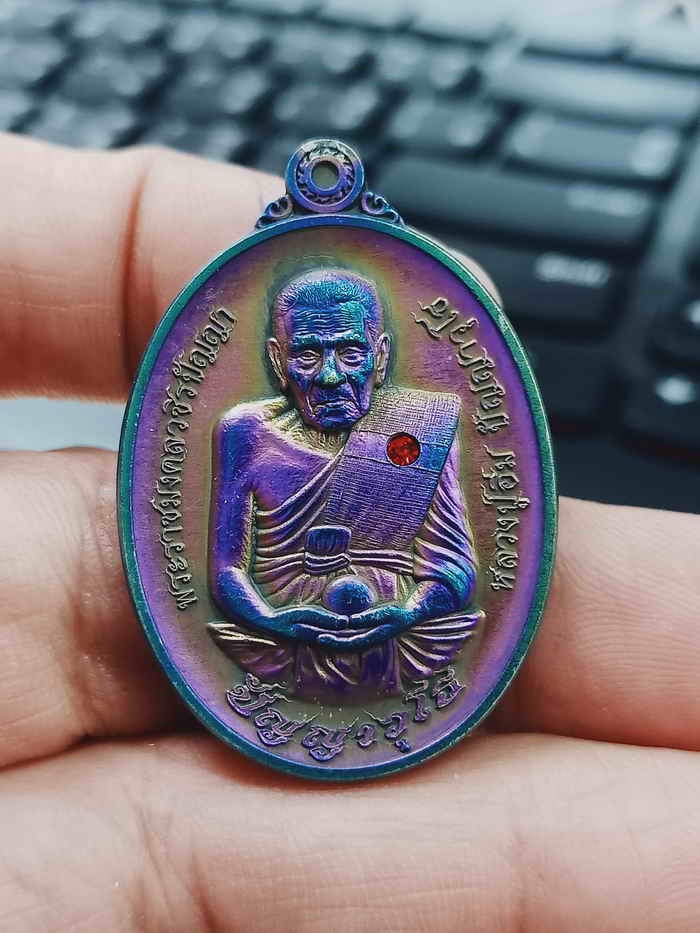 ✅2-1248 วัดใจ 100 เหรียญรวย 5 แผ่นดิน หลวงปู่อิ่ม วัดทุ่งนาใหม่ จ.นครศรีธรรมราช ปี 2566 ปีกเครื่องบิน งานอะโนไดซ์ไทเทเนียม ฝังพลอยแดง หมายเลข 14 กล่องเดิม***สวยแปลกจาน่าสะสม
