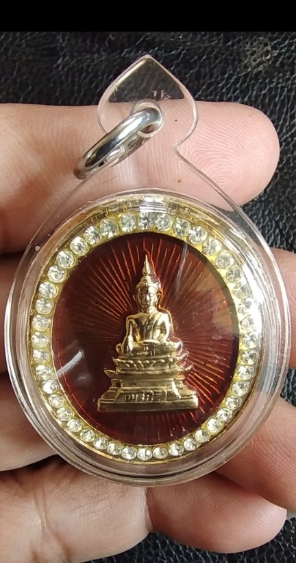 350.-ล็อกเก็ตเข็มกลัดหลวงพ่อพระใสวัดโพธิ์ชัย จ.หนองคายเนื้อกะไหล่ทองลงยา รุ่นบารมีพ่อ พร้อมเลี่ยม