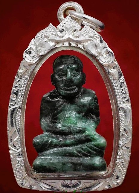 3500.-หลวงปู่ทวดแกะจากหยกแท้ เลี่ยมเงินแท้ทำมือพร้อมใช้ พร้อมบัตรรับรองหยกแท้ +สร้อยเชือกเม็ดหยก3เม็ดขั้นจิวเวอรี่