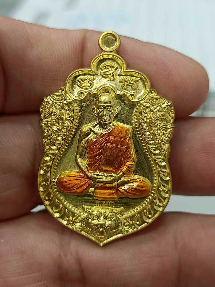 ✅2-738 วัดใจ 100 เหรียญเสมาเสือคาบแก้ว หลวงพ่อคูณ วัดบัลลังก์ จ.นครราชสีมา 2567 เนื้อทองทิพย์ ลงยาจีวร หมายเลข 578 จัดสร้าง 1000 เหรียญ กล่องเดิม
