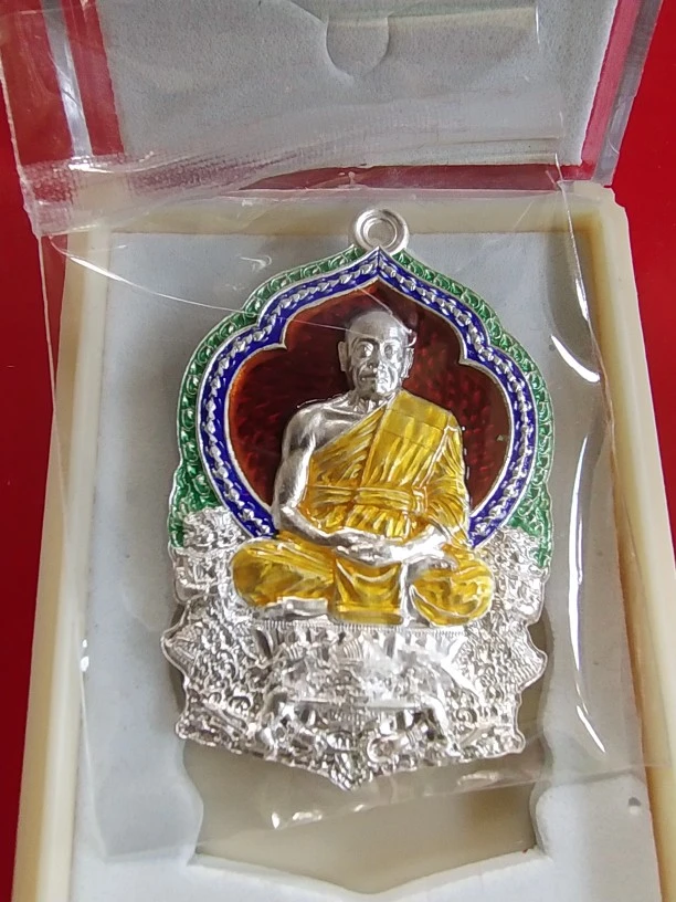 3000.-เหรียญนั่งพานสร้างบารมี พระมหาสุรศักดิ์ วัดประดู่ฯ จ.สมุทรสงคราม ปี2564 เนื้อเงินลงยาสีแดง ซีลเดิม
