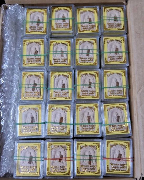 !!!!ยกลัง 100 องค์!!!! พระผง หลวงปู่ทิม วัดพระขาว จ.อยุธยา รุ่นขุมทรัพย์ ปลุกเสกตลอดไตรมาส ปี 2542 (หลวงปู่ทิม/สมเด็จ) ***ติดจีวร***