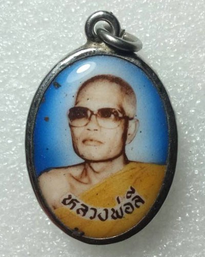 เริ่มต้นที่ 50 บาท ล็อกเก็ตหลวงพ่อลี รุ่น1 หลังกระทิงแดง สวยสมบูรณ์