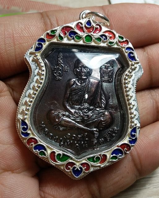 1700.-เหรียญนารายณ์ทรงครุฑ รุ่นพินัยกรรม หลวงปู่หมุน ปี57 เนื้อทองแดงรมดำ เลี่ยมเงินลงยาสุโขทัย