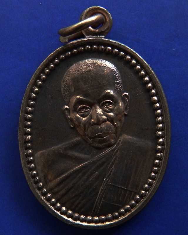 1.แพ็คคู่...เหรียญ 111 ปี หลวงพ่อแช่ม วัดนวลนรดิศ ภาษีเจริญ กรุงเทพฯ ปี 2545 เนื้อนวะ (ตอกโค้ด) กล่องเดิม+ทองแดง (ไม่มีกล่อง)