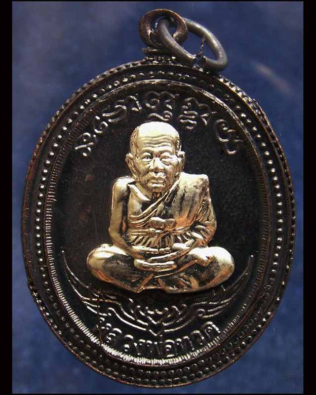 กรรมการ !!! เลข 975...เหรียญหลวงปู่ทวด หลังพ่อท่านเขียว วัดห้วยเงาะ รุ่นกิตติคุโณ 82 เนื้อทองแดงรมดำหน้า-หลังอัลปาก้า โค้ด-เลข พร้อมกล่องเดิม พ.ศ. 2553 สร้างแจกกรรมการ 999 องค์