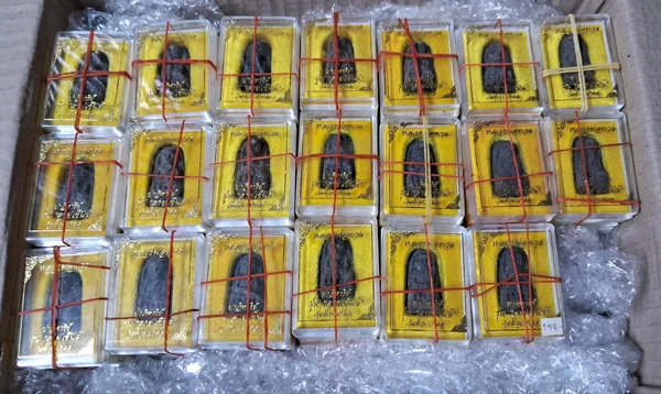 !!!! 100 องค์ !!!! พระหลวงพ่อทวด เนื้อว่าน พิมพ์พระรอด หลังฝังข้าวสารหิน รุ่นปาฏิหาริย์ (รุ่นลายเซ็น) วัดห้วยมงคล จ.ประจวบคีรีขันธ์ ปี 2549 (ราคาจอง 199 บาท/องค์)