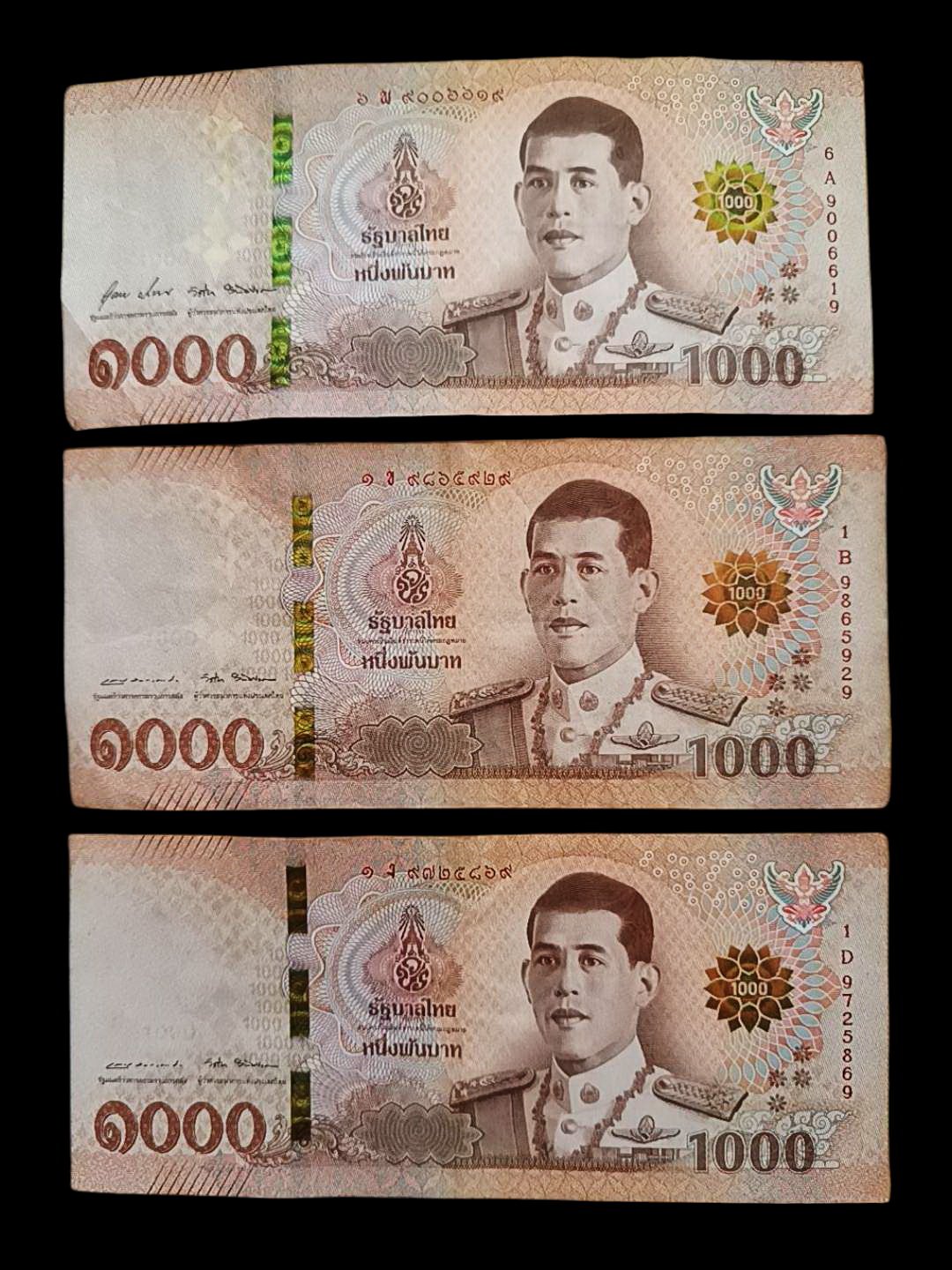 ธนบัตรชุดแรกในรัชกาลที่ 10 ราคา 1000 บาท เป็นแบบที่ 17 เลข 9 หน้า 9 หลัง พร้อมกัน 3 ใบ