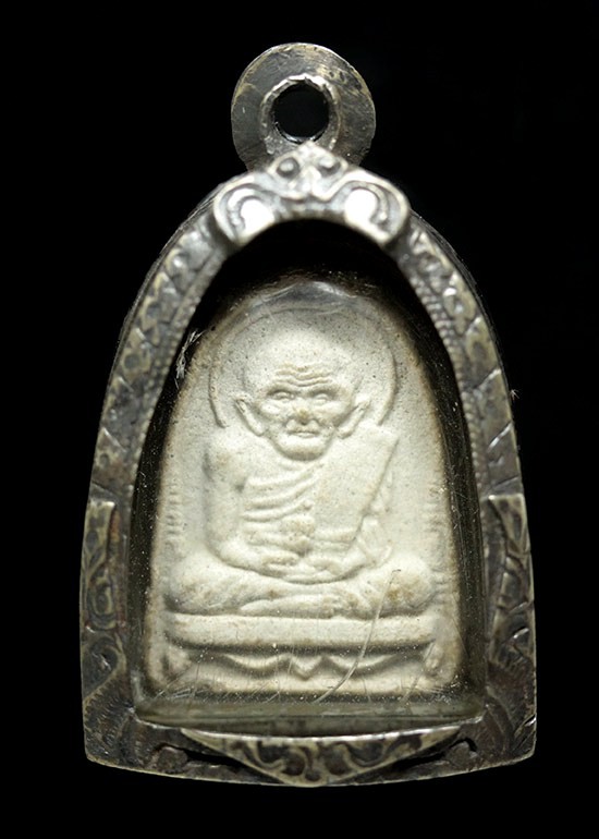 1500.-พระเนื้อผง หลวงปู่เผือก วัดสาลีโข จ. นนทบุรี ปี09 + ตลับเงิน (ไม่มีห่วง)