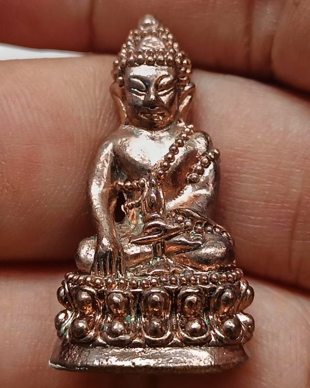 พระชัยก้นอุดผง หลวงปู่ทวด รุ่นตำหนักทอง หลวงปู่ทอง สุสังวโร วัดป่ากอสุวรรณ จ.สงขลา พ.ศ. 2540 กะหลั่ยนาค ตอกโค้ด+เลข 3057