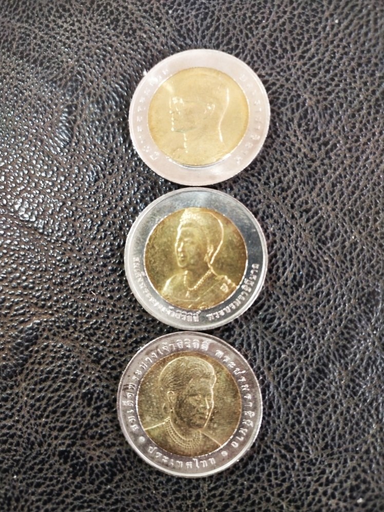 120.-เหรียญ 10บาท สองสี ร.9 1เหรียญ พระพันปีร.9 2เหรียญ รวม3เหรียญ สภาพ unc ไม่ได้ใช้