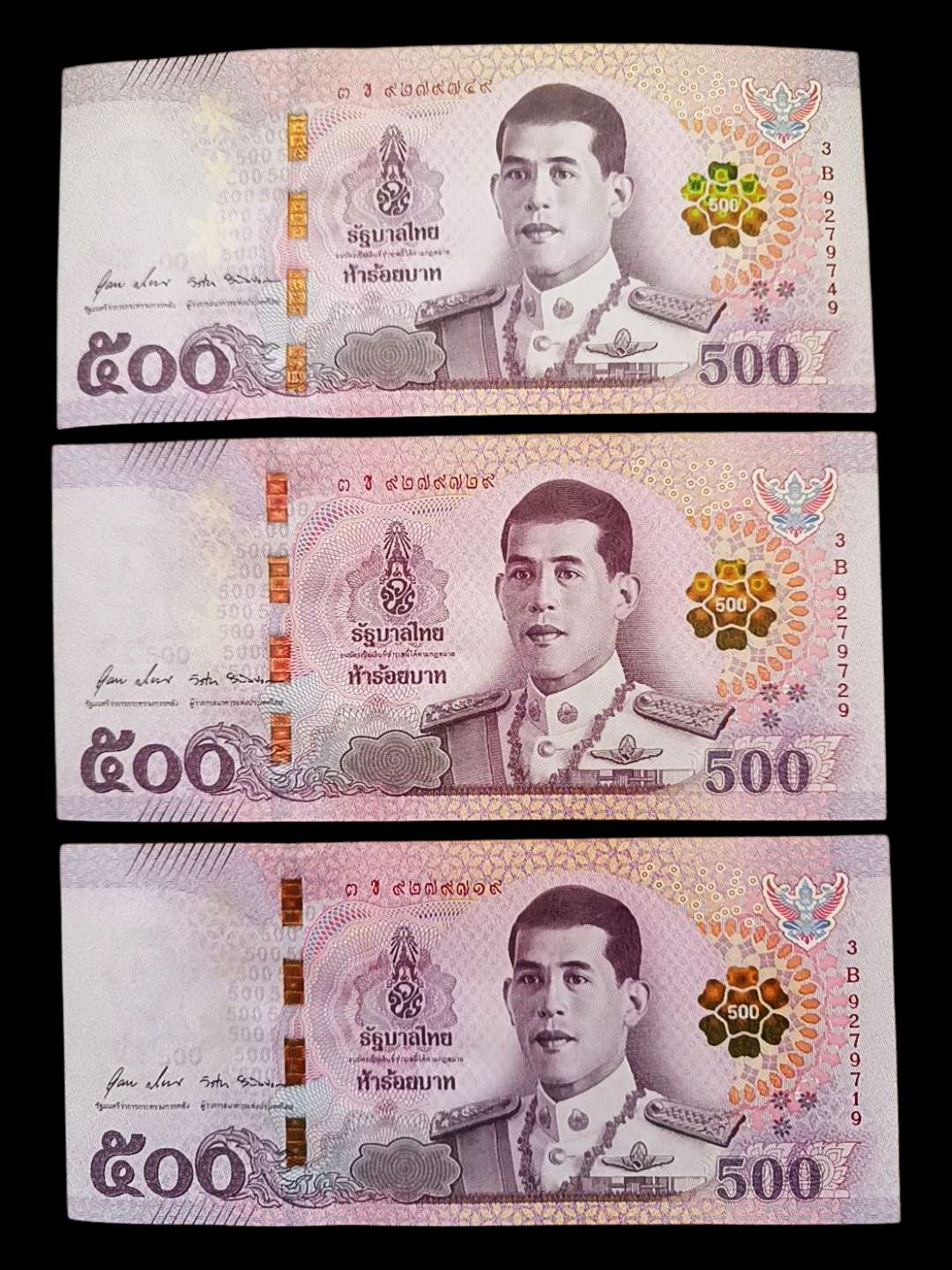ธนบัตรชุดแรกในรัชกาลที่ 10 ราคา 500 บาท เป็นแบบที่ 17 เลข 9 หน้า 9 หลัง สภาพUNC พร้อมกัน 3 ใบ