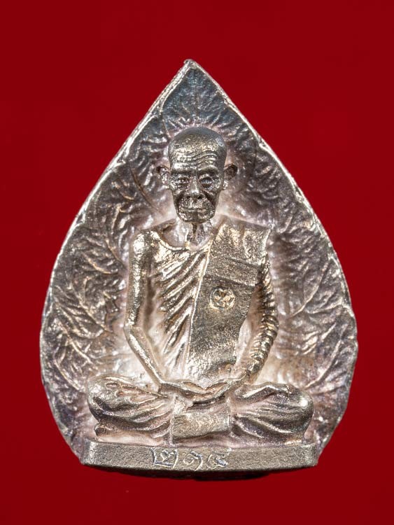 หลวงพ่อพุธ วัดป่าสาลวัน โคราช เนื้อเงิน 2536