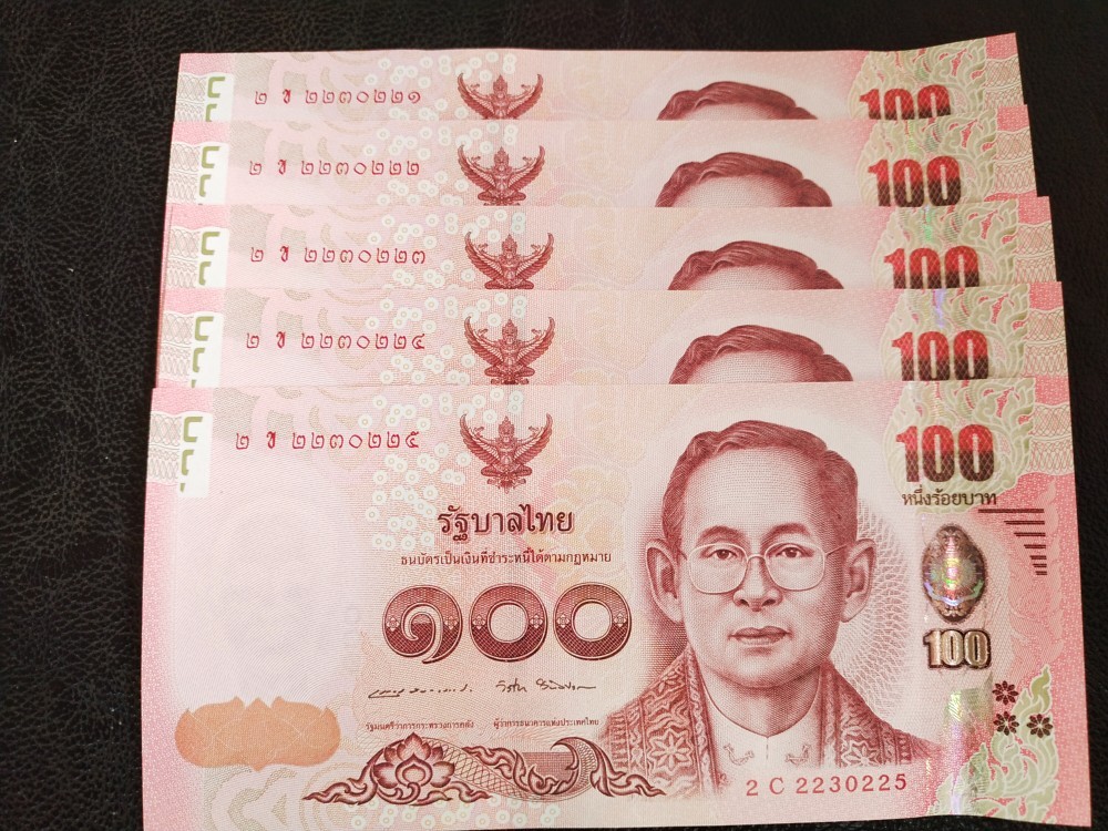 700.- ธนบัตร 100 บาทสมัยรัชกาลที่ 9 หลังสมเด็จพระเจ้าตากสิน แบบ 16 ออกใช้เมื่อพ.ศ 2555 ถึง 2558 จำนวน 5 ฉบับเรียงเลข
