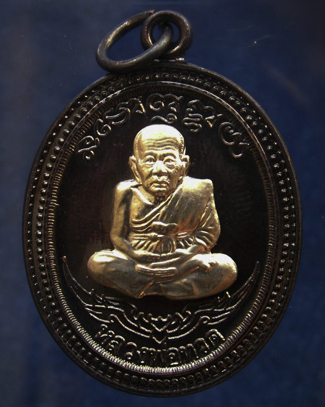 กรรมการ !!! เลข 150...เหรียญหลวงปู่ทวด หลังพ่อท่านเขียว วัดห้วยเงาะ รุ่นกิตติคุโณ 82 เนื้อทองแดงรมดำหน้า-หลังอัลปาก้า โค้ด-เลข พร้อมกล่องเดิม พ.ศ. 2553 สร้างแจกกรรมการ 999 องค์