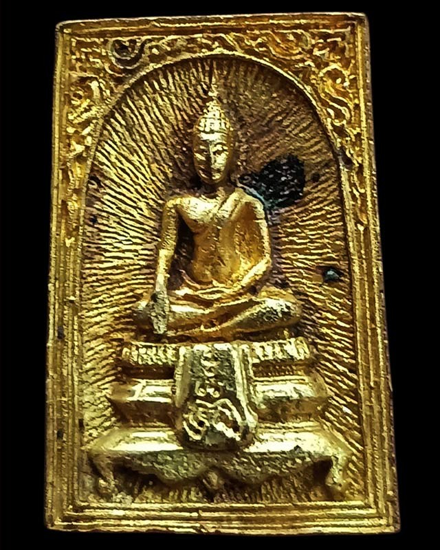 2.สมเด็จประทานพร หลังรูปเหมือนหลวงพ่อแพ วัดพิกุลทอง พ.ศ. 2534 เนื้อทองผสม พร้อมกล่องเดิม