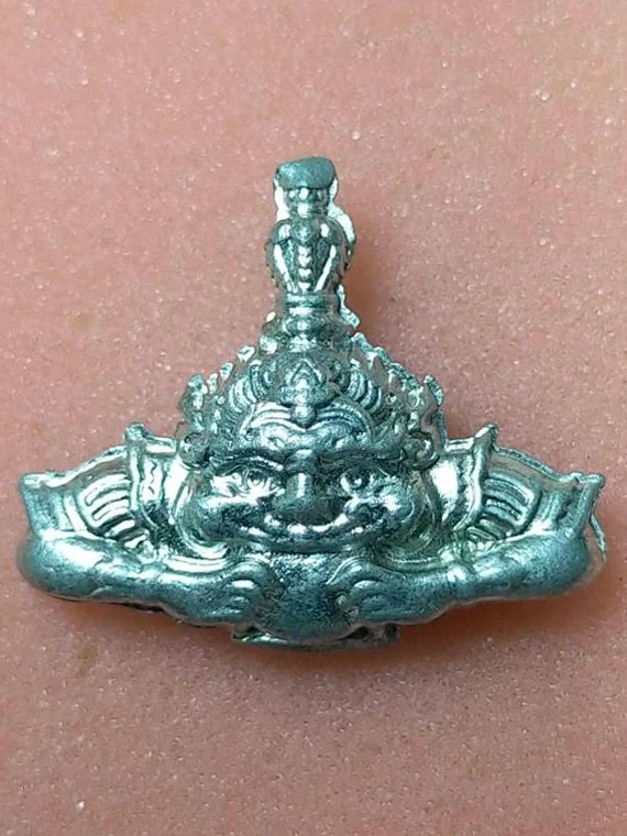 พระราหู เงินล้าน รุ่น 1 เนื้อชินตะกั่ว สูง 2.5 CM. วัดเทพพนมเชือด อำเภอร่อนพิบูลย์ จังหวัดนครศรีธรรมราช พ.ศ. 2558 ที่ระลึกงานฉลองอุโบสถพระราหู