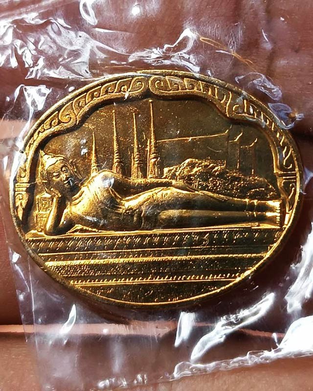 23.เหรียญพระนอน หลัง ภปร. พิธีใหญ่วัดโพธิ์ ฉลองในหลวงพระชนมายุครบ 5 รอบ พ.ศ. 2530 ไม่ผ่านการใช้ ซองเดิมๆ