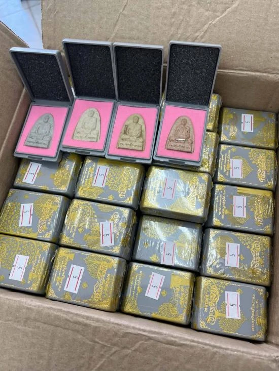 !!! 77 องค์ !!! พระผง หลวงพ่อทอง วัดบ้านไร่ ข.นครราชสีมา รุ่นทองเพิ่มพูน ปี 2566 (ซีลเดิม ลุ้นเนื้อ 73 องค์ แกะแล้ว 4 องค์ รวม 77 องค์)