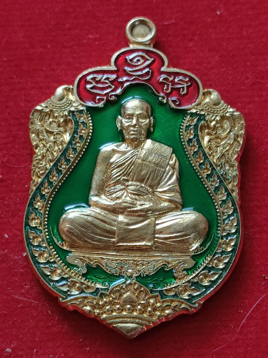 P66 เหรียญเสมาสิงห์พยัคฆ์พันล้าน หลวงพ่อพัฒน์ วัดห้วยด้วน ปี64 เนื้อทองเหลือง ลงยาพื้นเขียวกนกเขียวซุ้มแดง เลข1791 มีกล่อง