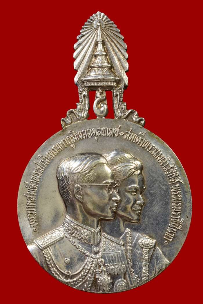 ʕ•́ᴥ•̀ʔっ. . เหรียญในหลวง ร.9 เสด็จเยือนอเมริกา และทวีปยุโรป พ.ศ.2503 พิมพ์ใหญ่ เนื้อเงิน (บล็อกนอก..นิยม)