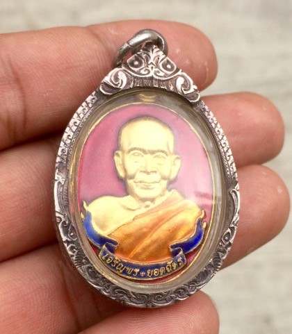 1500.- หลวงปู่เกลี้ยง วัดโนนแกด จ.ศรีษะเกษ แยกชุดกรรมการ เลี่ยมจับกรอบเงิน เลข180