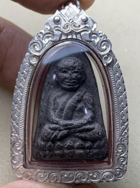 2800.- หลวงปู่ทวดรุ่น M16 อาจารย์นอง วัดทรายขาว ปี 2534 เนื้อว่านหลังเรียบ เลี่ยมกรอบเงินสั่งทำ
