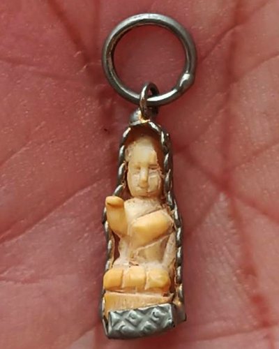 นางกวัก งาแกะเก่าเก็บหลายๆสิบปี องค์พระสูง 1.5 ซ.ม. พร้อมเลี่ยมกระเช้าเก่าเดิมๆ