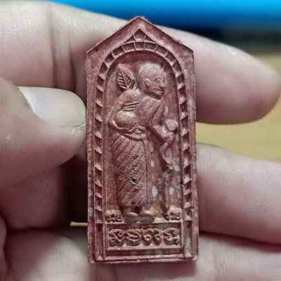 2-711 วัดใจ 100 พระผงสีวลี หลังยันต์ห้ารุ่นแรก(นำฤกษ์) ทีมพี่เสือสร้าง หลวงพ่อรวย วัดมาบตะพุด จ.ระยอง ปี 2566 เนื้อว่านสบู่เลือดตะกรุดทองแดงคู่ หมายเลข 53 กล่องเดิม