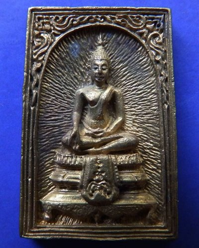 5.สมเด็จประทานพร หลังรูปเหมือนหลวงพ่อแพ วัดพิกุลทอง พ.ศ. 2534 เนื้อทองผสม พร้อมกล่องเดิม