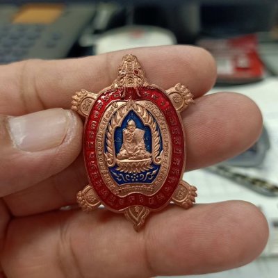 2-167 วัดใจ 100 เหรียญเต่ามังกรเจ้าสัว รุ่นมหาเศรษฐีพันล้าน หลวงปู่แสง วัดโพธิ์ชัย จ.นครพนม ปี 2562 เนื้อทองแดงลงยา หมายเลข 297 สวยเดิม กล่องเดิม