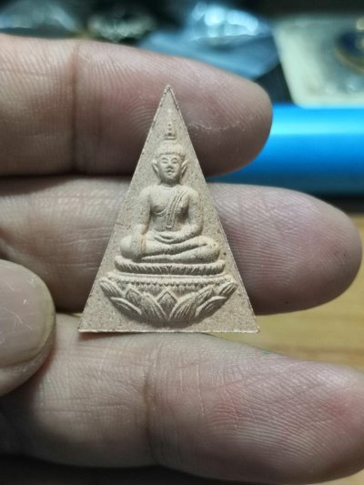 1-812 วัดใจ 50 หลวงพ่อพระใส เนื้อกระเบื้องหลังคาโบสถ์ รุ่นแรก วัดโพธิ์ชัย จ.หนองคาย 2541 พิมพ์จิตรลดา กล่องเดิม