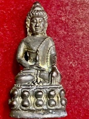 พระกริ่งองค์เก่า  ไม่ทราบที่  ในกรอลเลี่ยมสวย