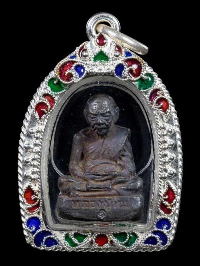 2500.- รูปหล่อหลวงปู่ทิม อิสริโก รุ่นไตรมาสย้อนยุคไหว้ครู ปี 56 เนื้อนวะ เลี่ยมเงินลงยา