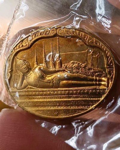 28.เหรียญพระนอน หลัง ภปร. พิธีใหญ่วัดโพธิ์ ฉลองในหลวงพระชนมายุครบ 5 รอบ พ.ศ. 2530 ไม่ผ่านการใช้ ซองเดิมๆ