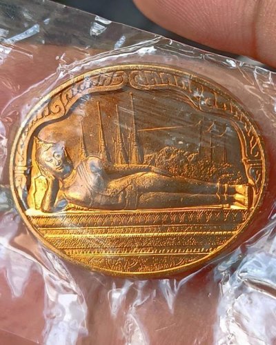 13.เหรียญพระนอน หลัง ภปร. พิธีใหญ่วัดโพธิ์ ฉลองในหลวงพระชนมายุครบ 5 รอบ พ.ศ. 2530 ไม่ผ่านการใช้ ซองเดิมๆ